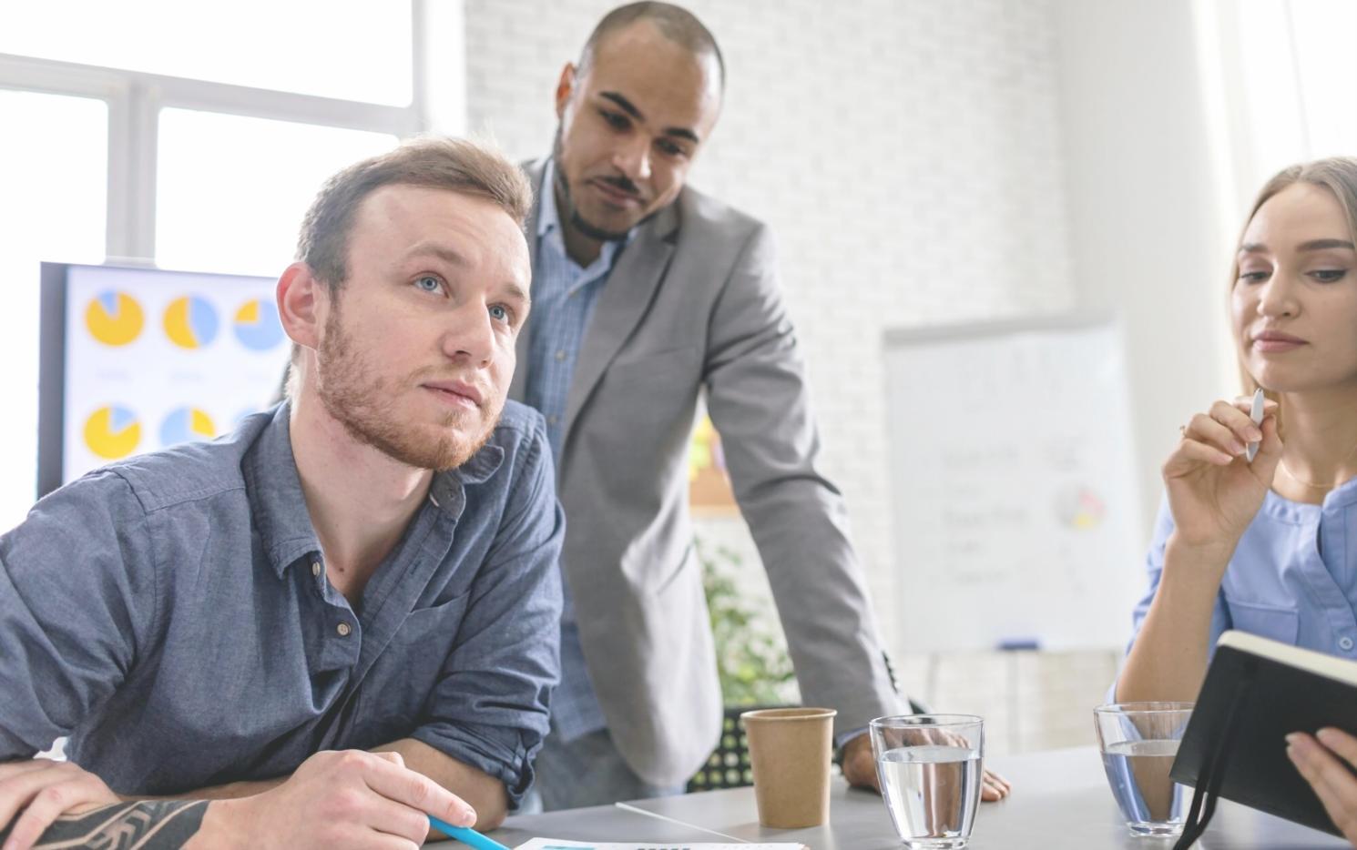 Session de travail en équipe sur des projets d'innovation financière