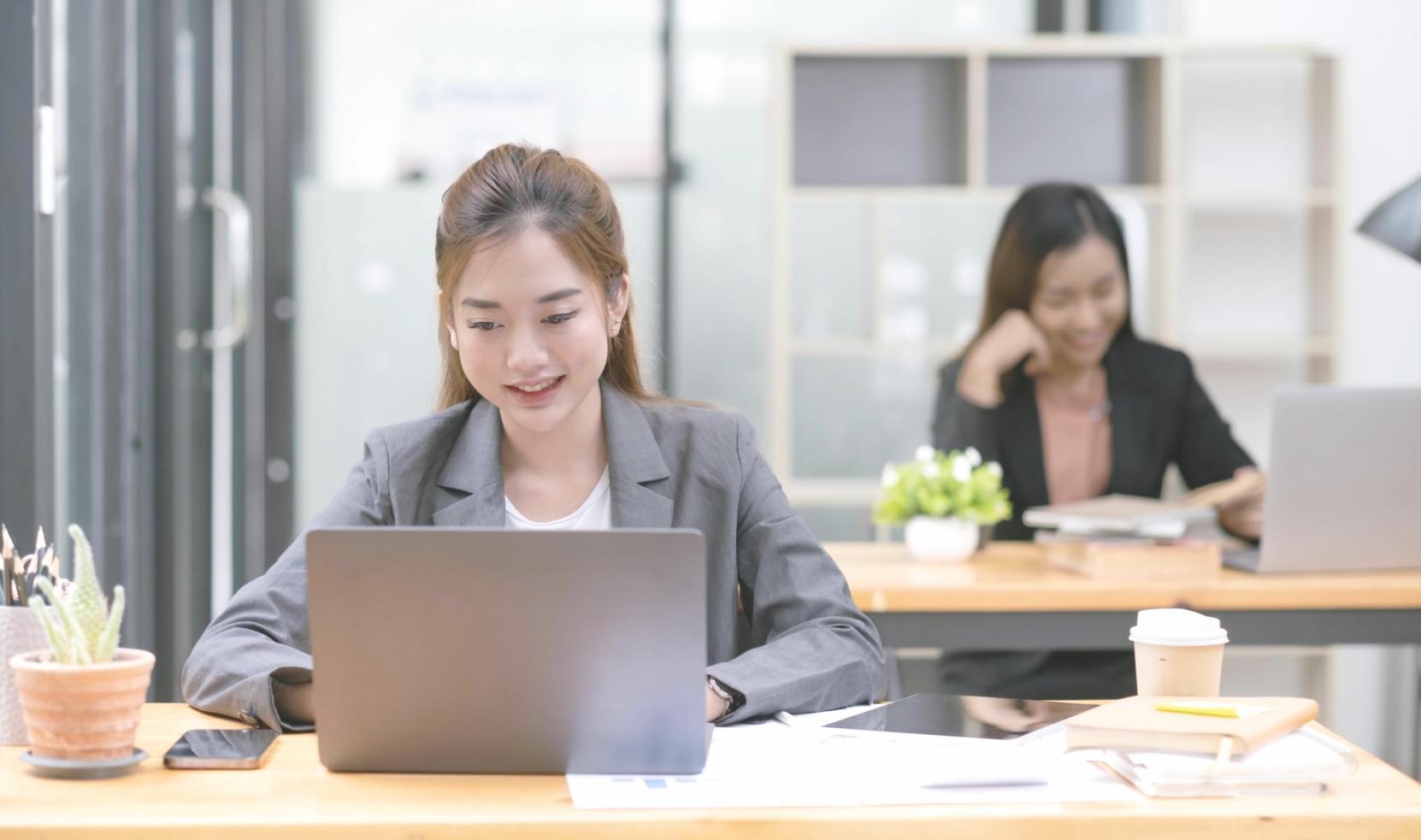 Équipe collaborative travaillant sur des analyses financières